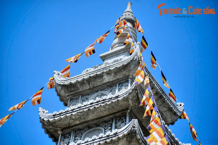 Không chỉ có quy mô bề thế, đây còn là một tòa tháp đá được tạo tác tinh xảo. Tổ đình Vĩnh Nghiêm có nguồn gốc từ chùa Vĩnh Nghiêm ở thôn Đức La, Bắc Giang - Trung tâm thiền học Phật giáo đời Trần, nên họa tiết điêu khắc trên tòa tháp mang đậm dấu ấn đời Trần.