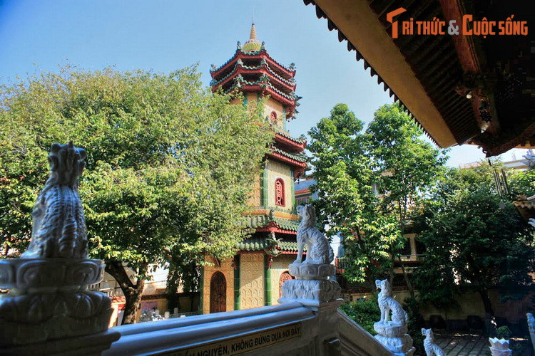 Khánh thành tháng 4/1999, tòa tháp này có tên là tháp Đẳng Quan, được xây hoàn toàn bằng gốm sứ. Tháp có hình bát giác, cao 22 mét, gồm 3 tầng 7 mái. Công trình được đánh giá là hài hòa, phù hợp với cảnh quan ngôi chùa.