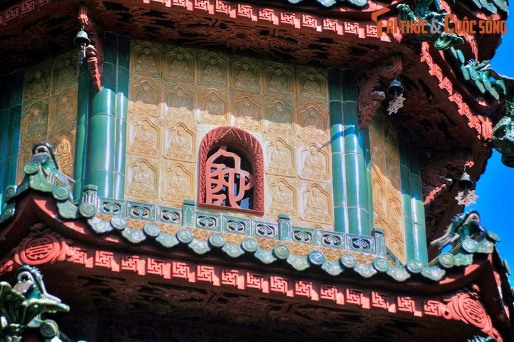 Mặt ngoài của các tầng tháp ốp những viên gạch sứ có hình các vị La Hán (tầng 1) và Đức Phật (tầng 2, 3). Các ô cửa tạo thành dòng chữ Phạn "Lưu Ly Bảo Tháp", "A Di Đà Phật"... Góc mái tháp làm theo hình cá chép hóa rồng.