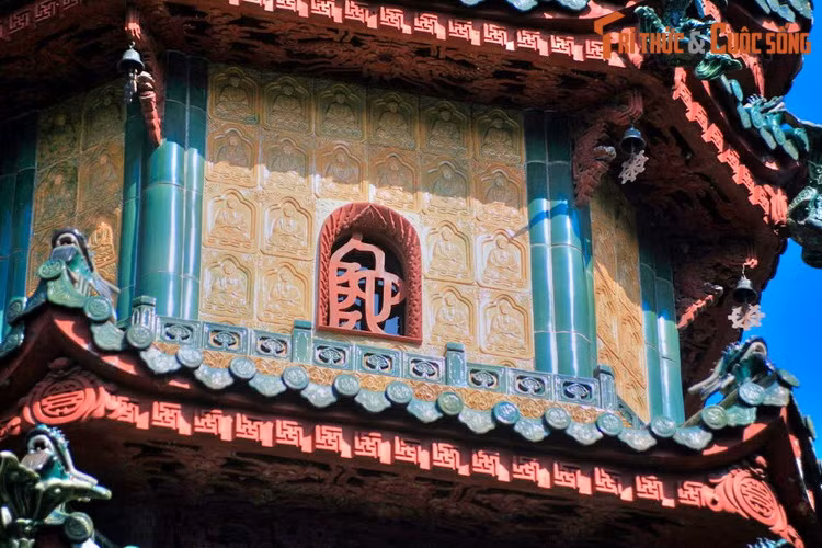 Mặt ngoài của các tầng tháp ốp những viên gạch sứ có hình các vị La Hán (tầng 1) và Đức Phật (tầng 2, 3). Các ô cửa tạo thành dòng chữ Phạn "Lưu Ly Bảo Tháp", "A Di Đà Phật"... Góc mái tháp làm theo hình cá chép hóa rồng.