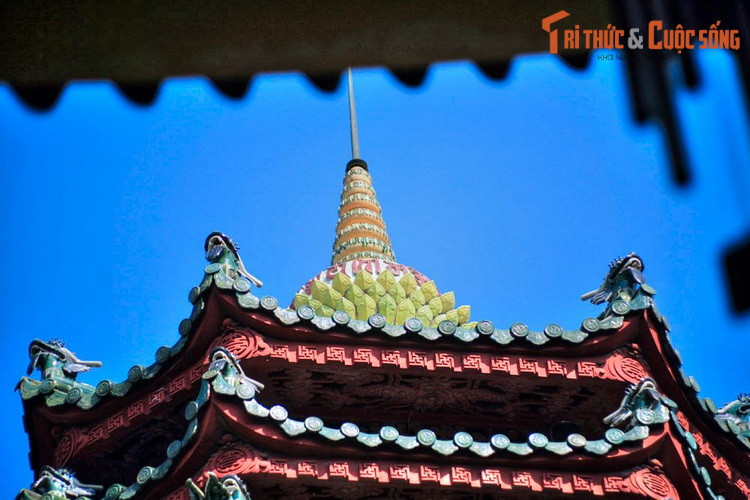 Đỉnh tháp là 3 tầng mái có hình bát úp trên hoa sen phía trên là 7 tầng nhỏ tượng trưng 7 cõi trời. Được biết, nguyên liệu xây tháp do các cơ sở gốm sứ Minh Long và Bát Tràng sản xuất.