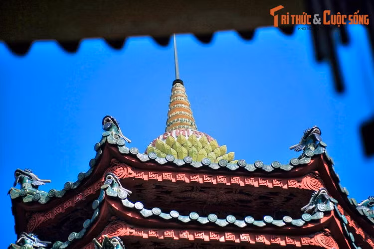 Đỉnh tháp là 3 tầng mái có hình bát úp trên hoa sen phía trên là 7 tầng nhỏ tượng trưng 7 cõi trời. Được biết, nguyên liệu xây tháp do các cơ sở gốm sứ Minh Long và Bát Tràng sản xuất.