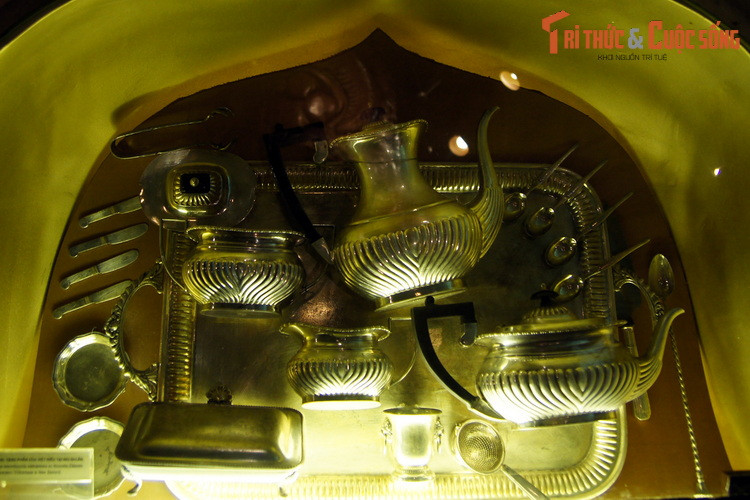 Bộ đồ uống trà bằng kim loại, tặng phẩm của Việt kiều tại New Zealand.