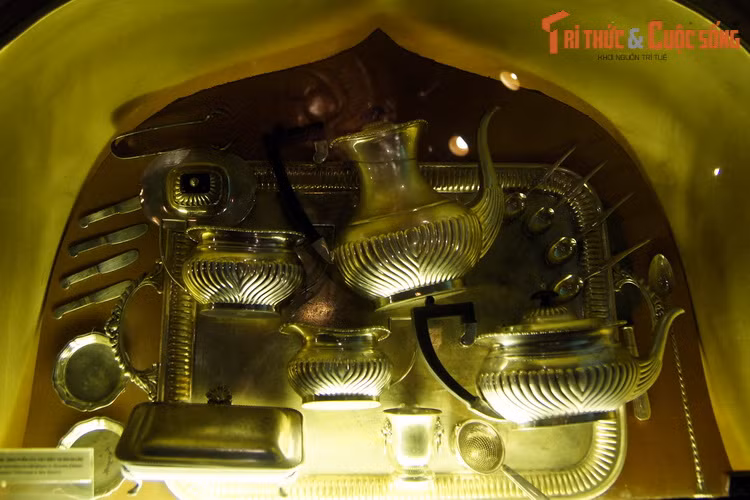 Bộ đồ uống trà bằng kim loại, tặng phẩm của Việt kiều tại New Zealand.