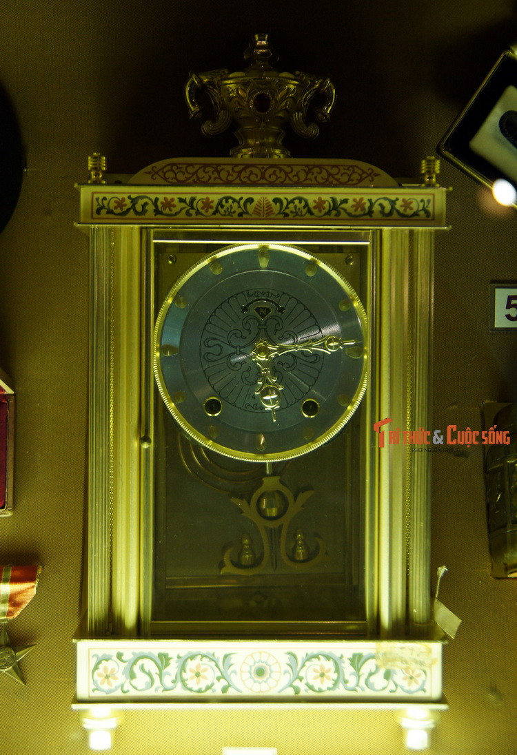 Đồng hồ để bàn, tặng phẩm của Nhật Bản.