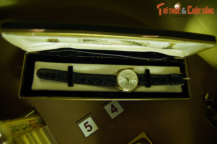 Đồng hồ đeo tay, Đảng Cộng sản Mỹ gửi tặng Chủ tịch Hồ Chí Minh.