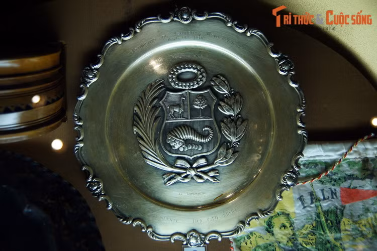 Khay kim loại khắc hình quốc huy Peru, tặng phẩm của Peru.