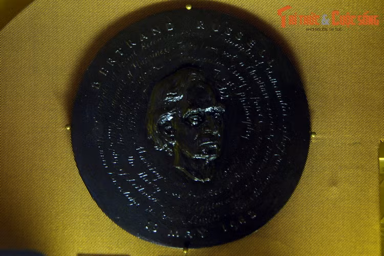 Phù điêu chân dung nhà triết học Bertrand Russell, tặng phẩm của Anh.