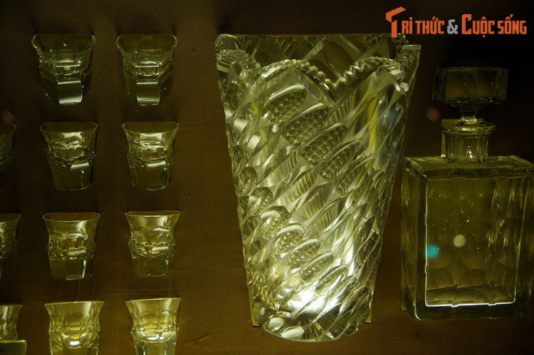 Lọ hoa và bộ ấm chén pha lê, tặng phẩm của Tiệp Khắc.