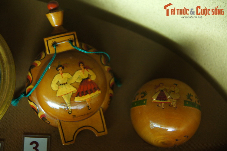 Bình rượu bằng gỗ, tặng phẩm của Hungary.