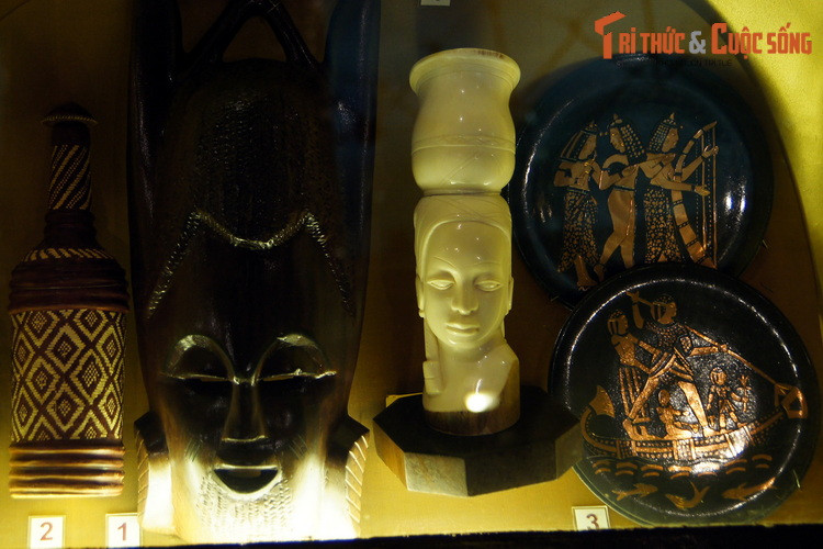 Từ trái qua phải: Chai rượu, tặng phẩm của Guinea; mặt nạ gỗ, tặng phẩm của Mali; tượng phụ nữ bằng ngà, tặng phẩm của Guinea; đĩa kim loại, tặng phẩm của Ai Cập.