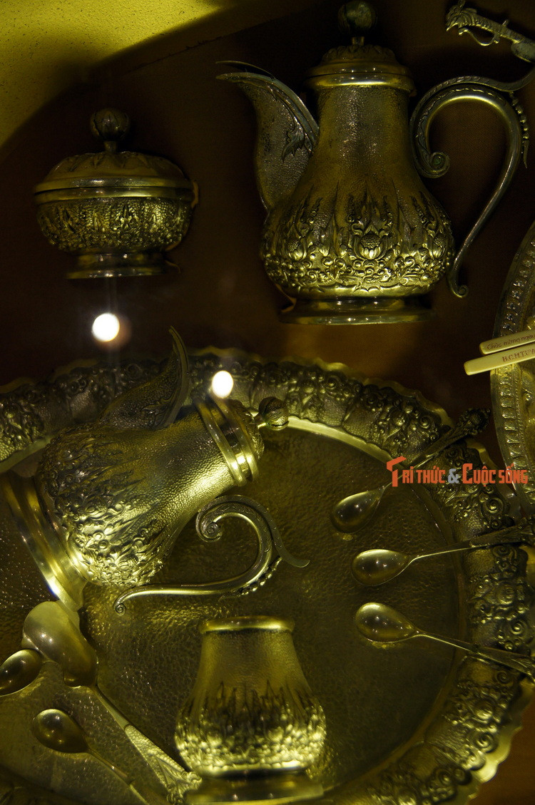Bộ đồ uống trà bằng bạc, tặng phẩm của Indonesia.