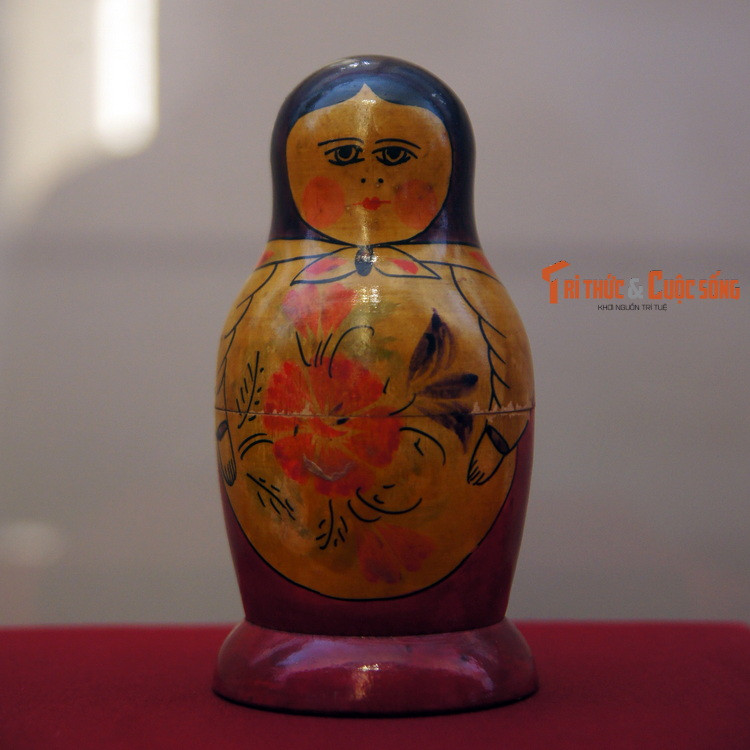 Búp bê gỗ, đoàn đại biểu Liên hiệp phụ nữ quốc tế tặng Chủ tịch Hồ Chí Minh, 12/3/1960.