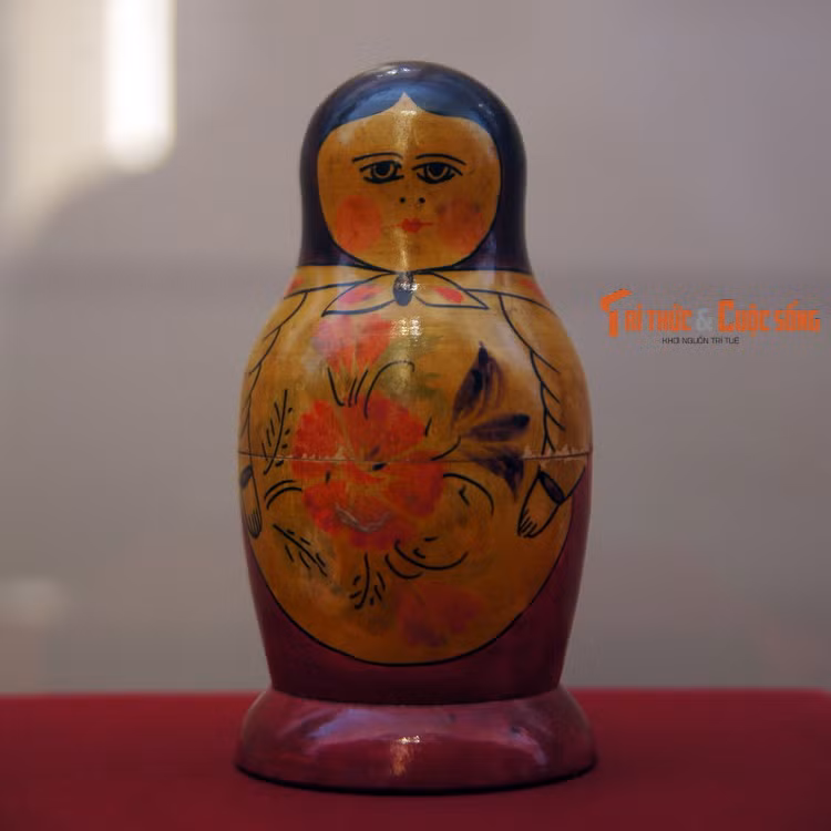 Búp bê gỗ, đoàn đại biểu Liên hiệp phụ nữ quốc tế tặng Chủ tịch Hồ Chí Minh, 12/3/1960.