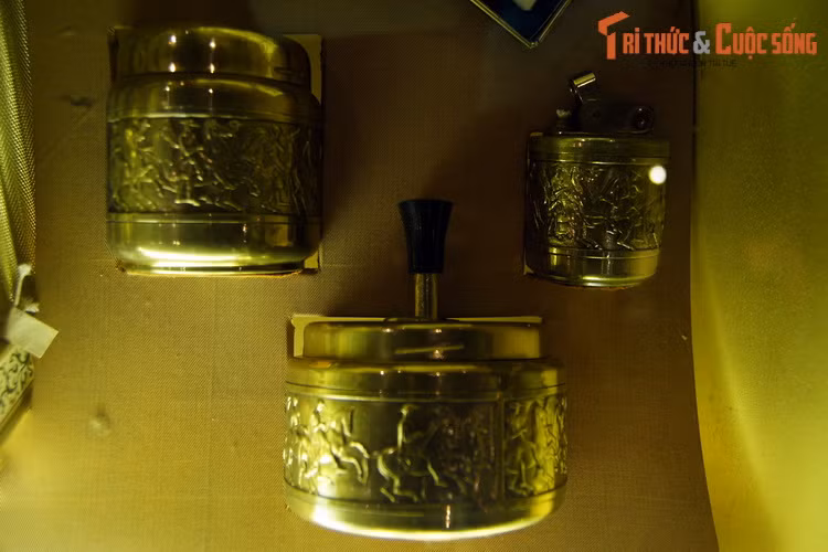 Bộ đồ hút thuốc, tặng phẩm của Pháp.