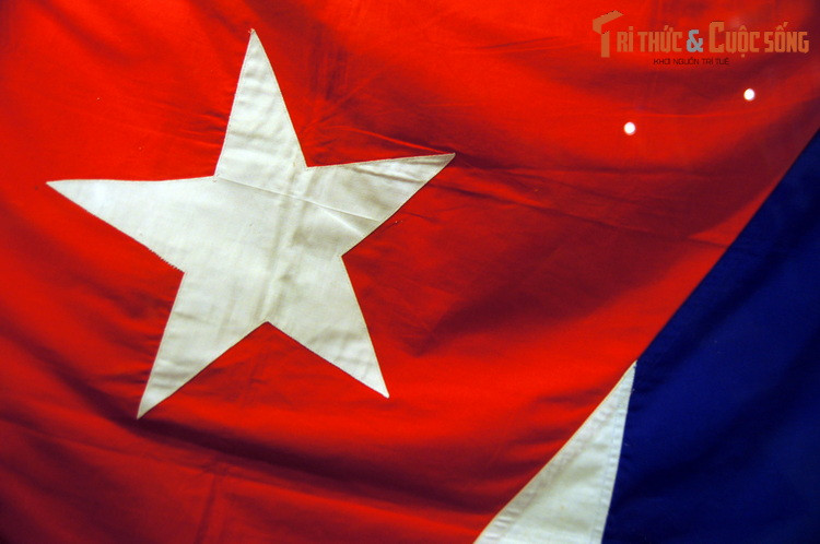 Là cờ của Đội Thiếu niên Tiền Phong Cuba tặng Bác Hồ.
