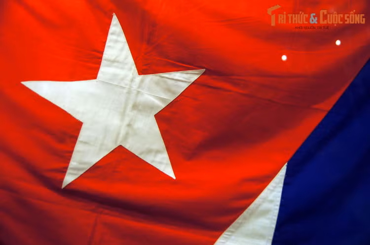 Là cờ của Đội Thiếu niên Tiền Phong Cuba tặng Bác Hồ.