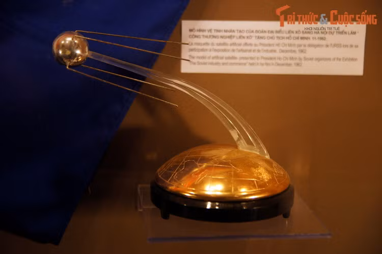 Mô hình vệ tinh nhân tạo Sputnik của đoàn đại biểu Liên Xô sang Hà Nội dự triển lãm "Công thương nghiệp Liên Xô" tặng Chủ tịch Hồ Chí Minh, 11/1962.