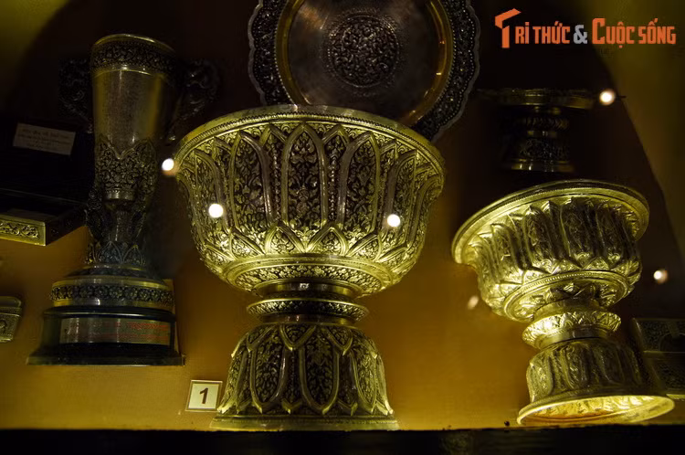 Bát đựng hoa bằng bạc, tặng phẩm của Lào.