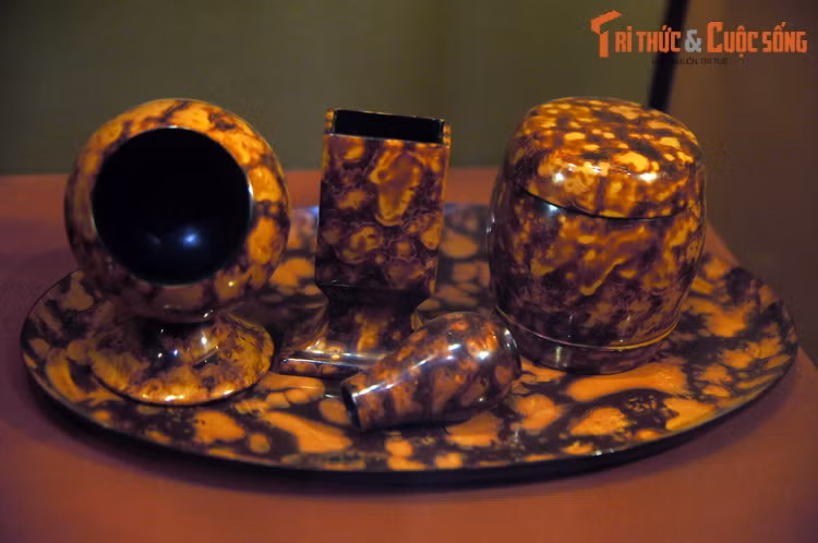 Bộ khay, hộp đựng thuốc lá, gạt tàn thuốc lá, hộp đựng diêm của đoàn đại biểu quân sự Trung Quốc tặng Chủ tịch Hồ Chí Minh nhân dịp sang thăm Việt Nam năm 1961.