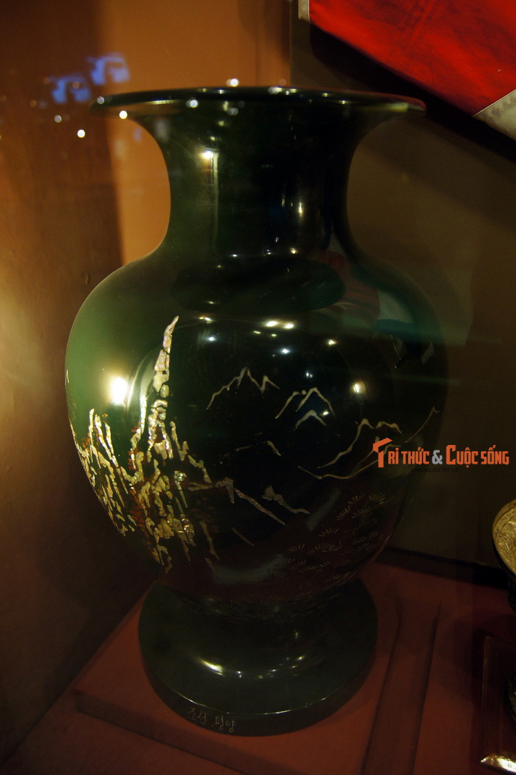 Lọ lục bình, Chủ tịch nước CHDCND Triều Tiên Kim Nhật Thành tặng Chủ tịch Hồ Chí Minh, 11/12/1964.