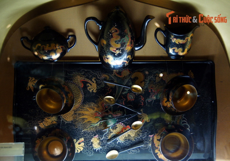 Bộ ấm chén trà, tặng phẩm của Trung Quốc.