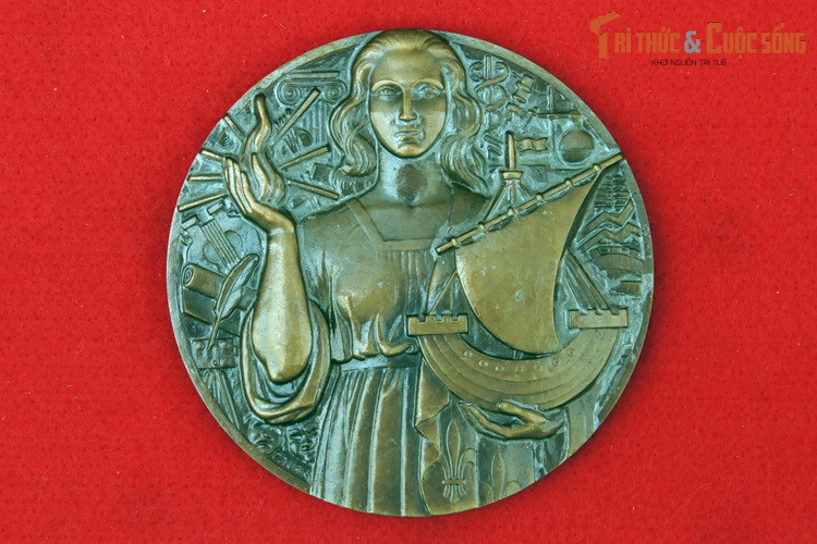 Phù điêu bằng đồng, nhân dân Pháp tặng Chủ tịch Hồ Chí Minh năm 1964.