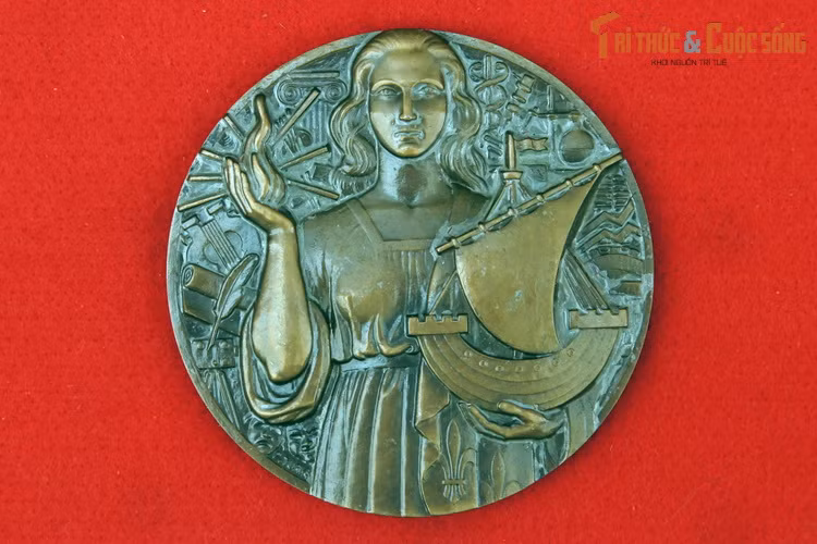 Phù điêu bằng đồng, nhân dân Pháp tặng Chủ tịch Hồ Chí Minh năm 1964.