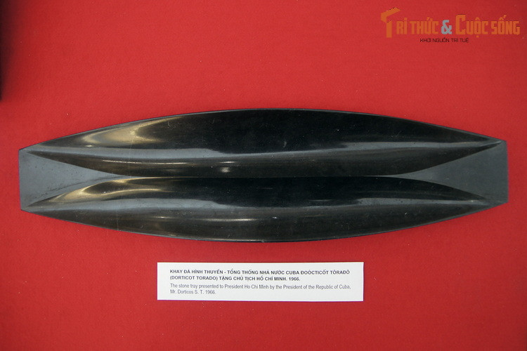 Khay hình thuyền bằng đá, Tổng thống Cộng hòa Cuba Dorticós Torrado tặng Chủ tịch Hồ Chí Minh, 1966.