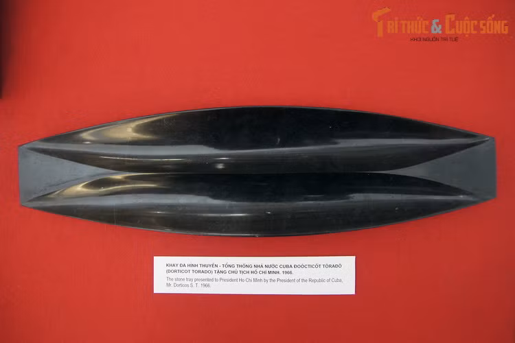 Khay hình thuyền bằng đá, Tổng thống Cộng hòa Cuba Dorticós Torrado tặng Chủ tịch Hồ Chí Minh, 1966.
