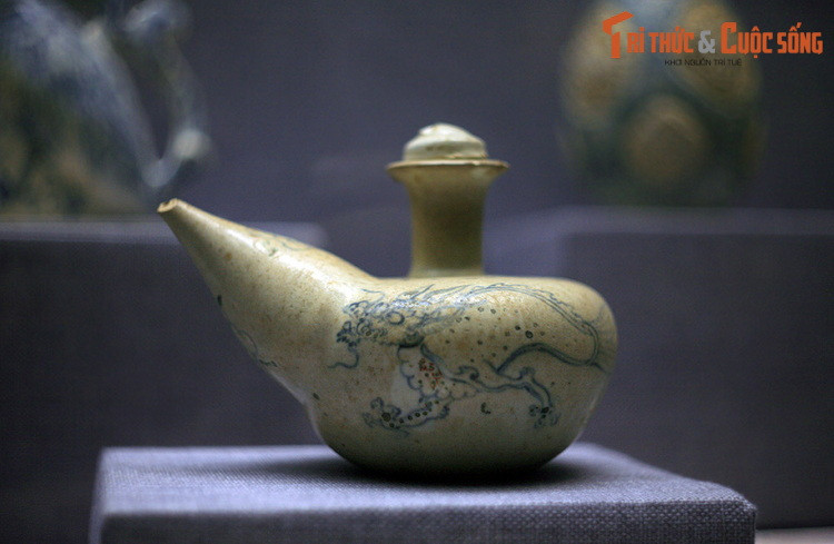 Kendy (một loại ấm) vẽ cá hoá rồng làm bằng gốm nhiều màu, thời Lê sơ, thế kỷ 15, khai quật từ tàu cổ Cù Lao Chàm, Quảng Nam. Hiện vật được trưng bày tại một triển lãm chuyên đề ở Hà Nội.