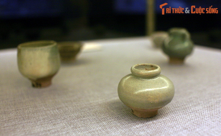 Đồ gia dụng gồm chén, bát, lọ gốm men ngọc có niên tại thế kỷ 15, xuất xưởng tại lò gốm Shawankhalok (Thái Lan), hiện vật tàu cổ Hòn Dầm, Phú Quốc, Kiên Giang.