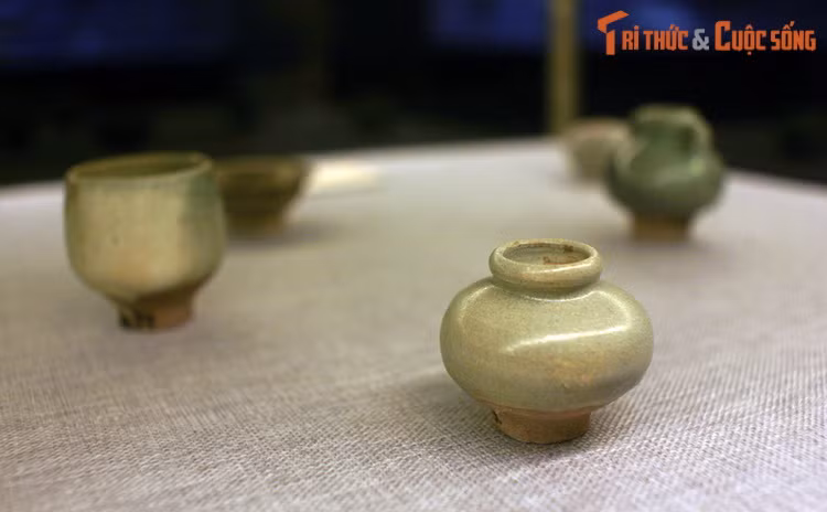 Đồ gia dụng gồm chén, bát, lọ gốm men ngọc có niên tại thế kỷ 15, xuất xưởng tại lò gốm Shawankhalok (Thái Lan), hiện vật tàu cổ Hòn Dầm, Phú Quốc, Kiên Giang.