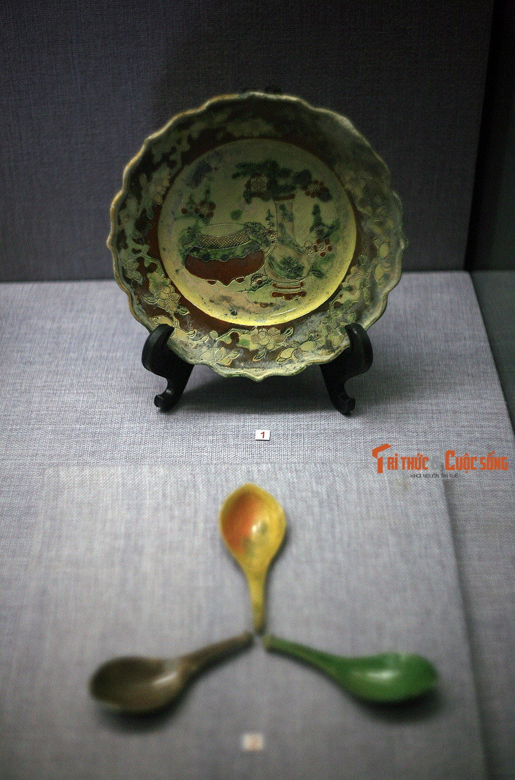 Đĩa và thìa làm bằng gốm nhiều màu, thời Ung Chính (1723 – 1735), lò gốm Quảng Đông (Trung Quốc), hiện vật tàu cổ Cà Mau.