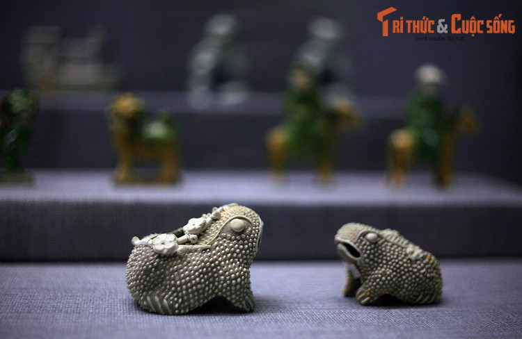 Tượng gốm sứ thời Thanh, Ung Chính (1723 – 1735), thuộc các lò gốm Đức Hóa, Quảng Đông, Cảnh Đức Trấn, Trung Quốc, hiện vật tàu cổ Cà Mau.