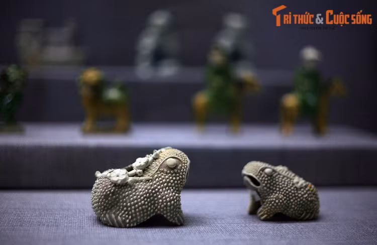 Tượng gốm sứ thời Thanh, Ung Chính (1723 – 1735), thuộc các lò gốm Đức Hóa, Quảng Đông, Cảnh Đức Trấn, Trung Quốc, hiện vật tàu cổ Cà Mau.