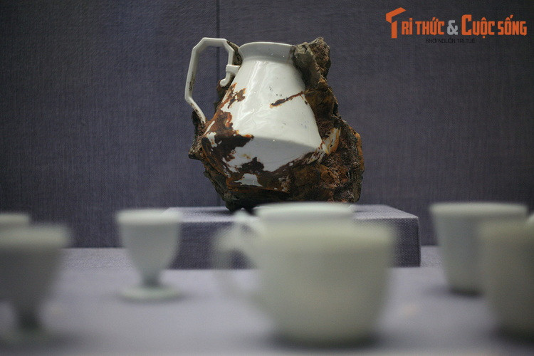 Ấm sứ men trắng, thế kỷ 19 – 20, xưởng De Pole, Paris, Pháp. Hiện vật tàu cổ Bãi Dâu, Bà Rịa – Vũng Tàu.