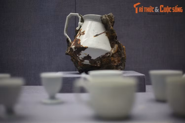 Ấm sứ men trắng, thế kỷ 19 – 20, xưởng De Pole, Paris, Pháp. Hiện vật tàu cổ Bãi Dâu, Bà Rịa – Vũng Tàu.