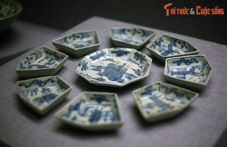 Bộ đĩa chữ thọ làm bằng gốm hoa lam, xuất xứ từ nhà Minh, Vạn Lịch (1573 – 1620), lò gốm Chương Châu (Phúc Kiến, Trung Quốc), hiện vật tàu cổ Bình Thuận.