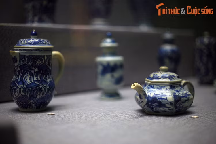 Ấm làm bằng sứ hoa lam, thời Thanh, Khang Hi (1690), lò gốm Cảnh Đức Trấn (Giang Tây, Trung Quốc), hiện vật tàu cổ Hòn Cau, Bà Rịa – Vũng Tàu.