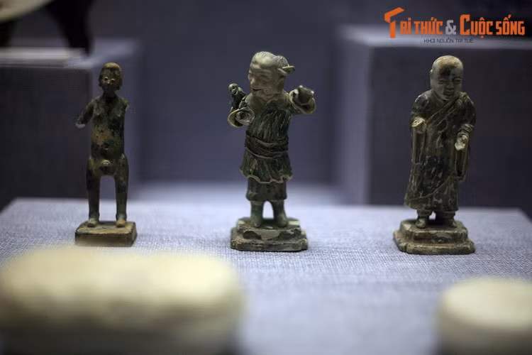 Tượng làm bằng sứ, thời Thanh, Khang Hi (1690), lò gốm Đức Hoá (Phúc Kiến, Trung Quốc), hiện vật tàu cổ Hòn Cau, Bà Rịa – Vũng Tàu.