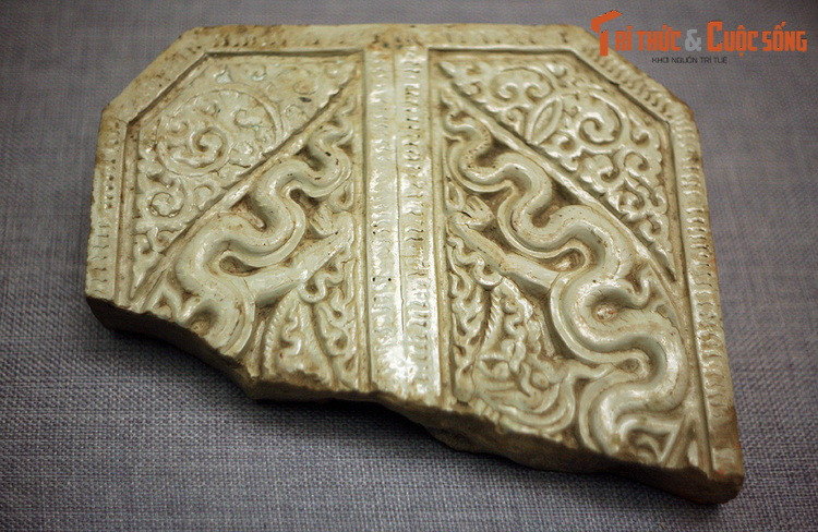 Đặc biệt, việc sản xuất và xuất khẩu gốm sứ thương mại đáp ứng nhu cầu khắp các thị trường Nhật Bản, Đông Nam Á và Tây Á đã đánh dấu sự hiện diện vững chắc vào hải thương quốc tế của quốc gia Đại Việt. Ảnh: Gạch chạm nổi hình rồng thời Lý, tìm thấy ở bến Vạn Ninh, Móng Cái, Quảng Ninh.