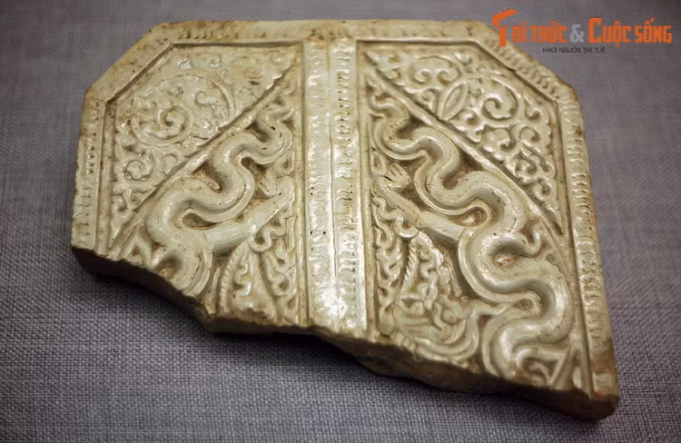 Đặc biệt, việc sản xuất và xuất khẩu gốm sứ thương mại đáp ứng nhu cầu khắp các thị trường Nhật Bản, Đông Nam Á và Tây Á đã đánh dấu sự hiện diện vững chắc vào hải thương quốc tế của quốc gia Đại Việt. Ảnh: Gạch chạm nổi hình rồng thời Lý, tìm thấy ở bến Vạn Ninh, Móng Cái, Quảng Ninh.