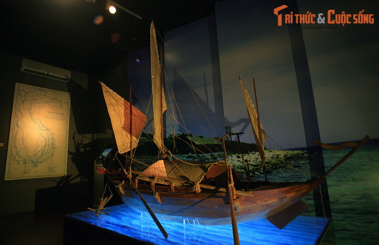 Cuối triều vua Minh Mệnh, bản đồ nước Việt Nam với tên gọi Đại Nam nhất thống toàn đồ đã được lập và công bố, trên bản đồ có ghi hai tên Hoàng Sa và Vạn Lý Trường Sa thuộc lãnh thổ Việt Nam. Ảnh: Mô hình thuyền và bản đồ An Nam đại quốc họa đồ, Jean Louis Taber, 1834.