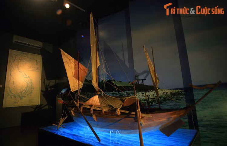 Cuối triều vua Minh Mệnh, bản đồ nước Việt Nam với tên gọi Đại Nam nhất thống toàn đồ đã được lập và công bố, trên bản đồ có ghi hai tên Hoàng Sa và Vạn Lý Trường Sa thuộc lãnh thổ Việt Nam. Ảnh: Mô hình thuyền và bản đồ An Nam đại quốc họa đồ, Jean Louis Taber, 1834.