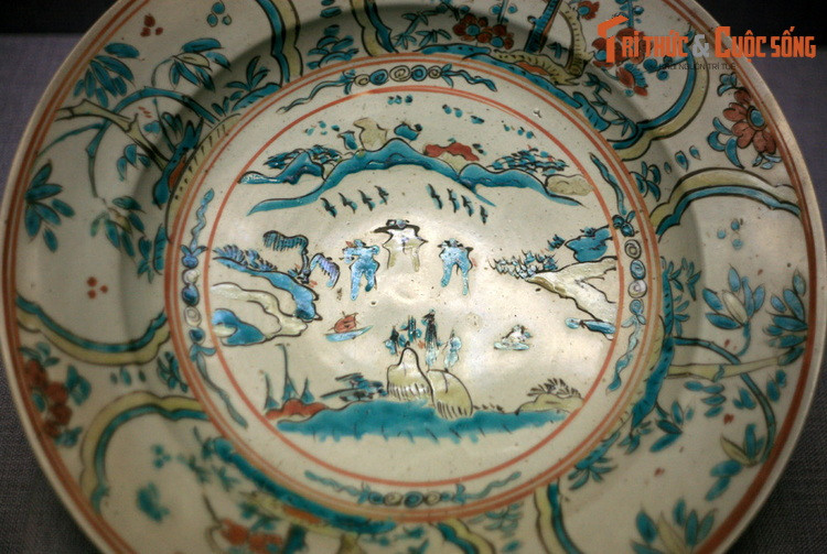 Từ thế kỷ 16-18, chính quyền Đàng Ngoài và Đàng Trong đều mở cửa rộng rãi với giao thương hàng hải quốc tế. Đặc biệt, Đàng Trong đã thành lập Hải đội Hoàng Sa và Hải đội Bắc Hải, qua đó xác lập quyền làm chủ biển đảo của người Việt. Ảnh: Đĩa gốm Arita Nhật Bản, niên đại thế kỷ 17-18, được tìm thấy ở vùng biển Việt Nam.