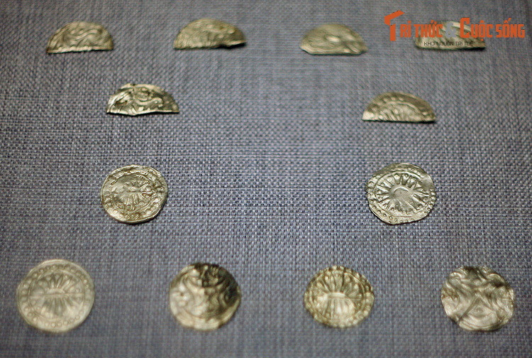 Trong một vài thế kỷ trước, sau công nguyên, lưu vực sông Hồng ở miền Bắc nước ta còn đóng vai trò là nơi đón tiếp các sứ bộ ngoại giao, phái đoàn thương mại nước ngoài và là trạm cuối của hải trình giao thương từ Tây sang Đông. Ảnh: Tiền làm bằng kim loại, thế kỷ 5 – 6, văn hoá Óc Eo.