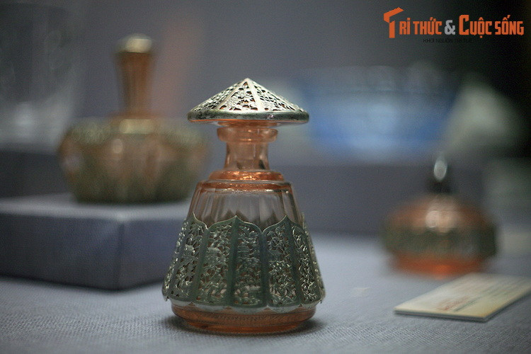 Thời Nguyễn, hải khẩu thông thương với nước ngoài được thiết lập dọc theo bờ biển Việt Nam từ Bắc chí Nam. Ngoài ra, các triều vua Nguyễn cũng thường xuyên chăm lo khai thác kinh tế biển và tiến hành các hoạt động thực thi chủ quyền của quốc gia, dân tộc trên biển Đông. Ảnh: Lọ nước hoa của cung đình triều Nguyễn được nhập qua đường biển.