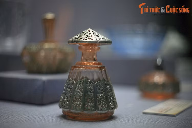 Thời Nguyễn, hải khẩu thông thương với nước ngoài được thiết lập dọc theo bờ biển Việt Nam từ Bắc chí Nam. Ngoài ra, các triều vua Nguyễn cũng thường xuyên chăm lo khai thác kinh tế biển và tiến hành các hoạt động thực thi chủ quyền của quốc gia, dân tộc trên biển Đông. Ảnh: Lọ nước hoa của cung đình triều Nguyễn được nhập qua đường biển.