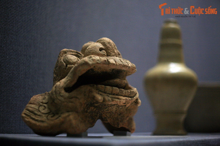 Từ thế kỷ 11 đến thế kỷ 15, với những chính sách phát triển ngoại thương phù hợp của các vương triều phong kiến hùng mạnh, Việt Nam tiếp tục là địa chỉ hấp dẫn đối với thuyền buôn nước ngoài thông qua cảng Vân Đồn (Quảng Ninh) và Thị Nại (Bình Định). Ảnh: Đầu rồng đất nung thời Trần, tìm thấy ở thương cảng Vân Đồn, Quảng Ninh.